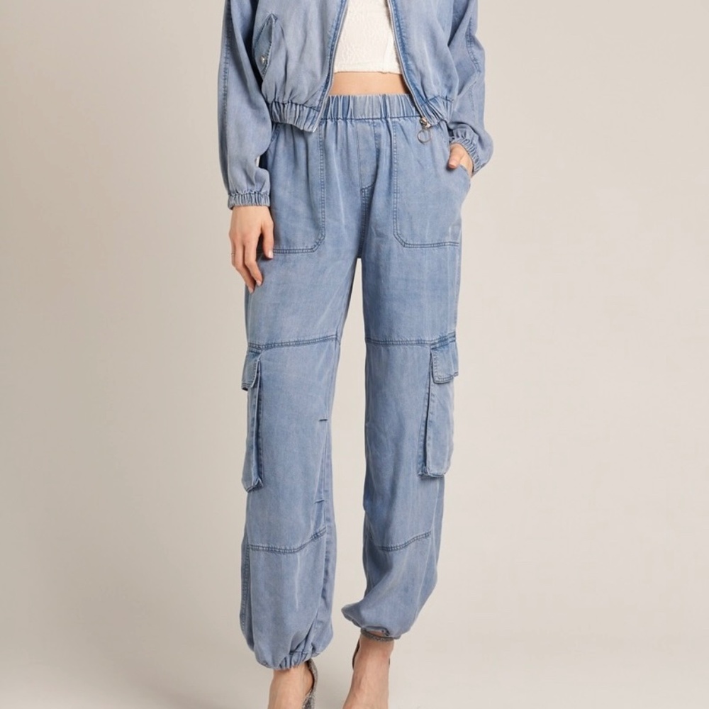 🔴SOLD OUT En Créme Light Denim Tencel Cargo Pants - Picture 2 of 5